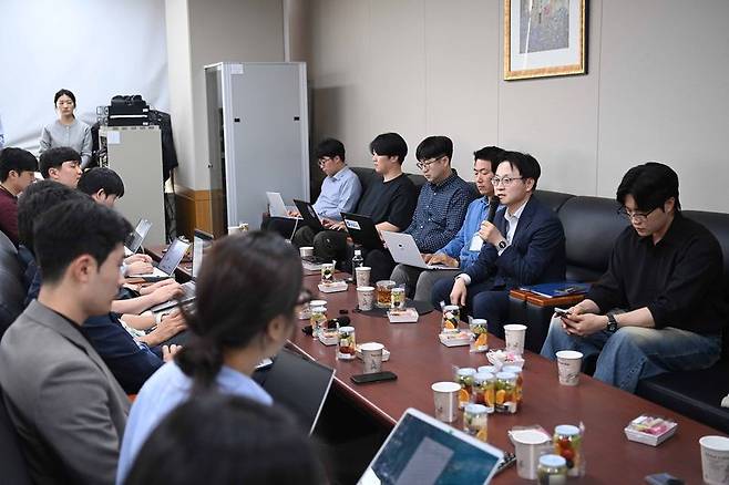 김정관 산업통상부 장관(오른쪽 두번째)이 정부세종청사에서 진행된 기자단 백브리핑에서 답변하고 있다. 산업통상부 제공