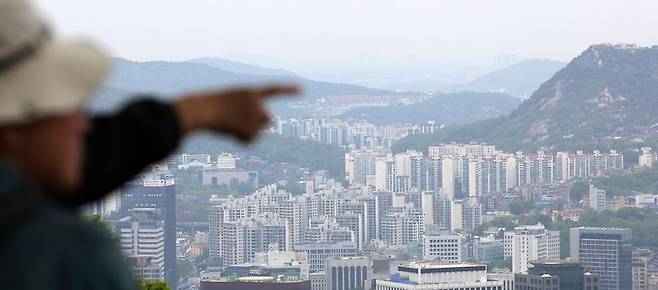 서울 아파트 평균 전셋값 6억8147만원 '역대 최고' 서울 아파트 전세 품귀현상으로 평균 전셋값이 역대 최고치를 찍은 것으로 나타났다. 27일 KB부동산 4월 전국 주택가격 동향(13일 기준)에 따르면 서울 아파트 평균 전세가격은 이달 기준 6억8147만원으로 통계 집계 이래 최고치를 찍었다. 재정경제부는 장기보유특별공제를 포함한 세제 개편 작업을 구체화하고 7월 중에 세법 개정안을 발표할 것으로 예상된다. 이날 서울 중구 남산에서 바라본 아파트 단지. 뉴시스