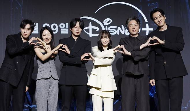 배우 김성철(왼쪽부터), 문정희, 이현욱, 박보영, 김희원, 이광수가 27일 서울 영등포구 콘래드 서울에서 열린 디즈니+ 오리지널 시리즈 '골드랜드' 제작발표회에서 포즈를 취하고 있다. 뉴시스