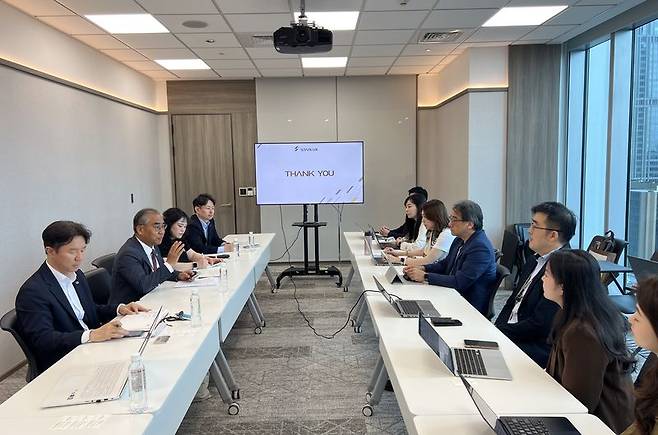 부산관광공사 이정실 사장(왼쪽 두번째)과 직원들이 지난 23일 대만 FSC 항공사 '스타럭스 항공' 본사를 찾아 세일즈콜 활동을 하고 있다.