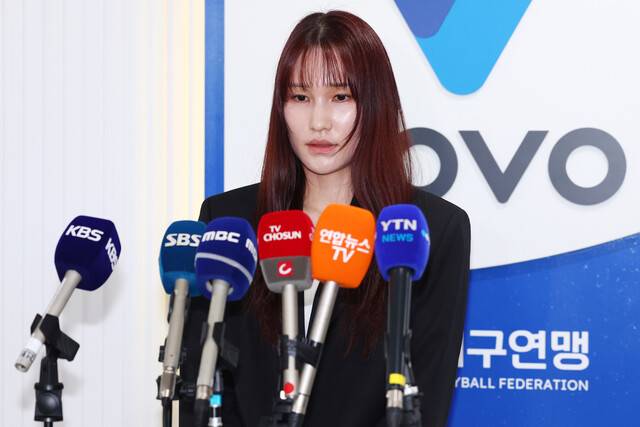 음주운전으로 물의를 빚은 프로배구 여자부 세터 안혜진이 27일 한국배구연맹(KOVO)에서 열린 상벌위원회에 참석해 소명한 뒤 입장을 밝히고 있다. 연합뉴스