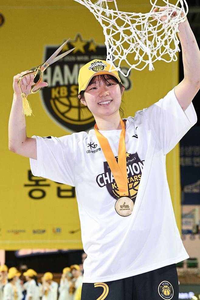 허예은(청주 KB스타즈)이 지난 26일 2025~2026 여자프로농구 챔피언결정전에서 우승한 뒤 골대 그물을 자르는 세리머니를 하고 있다. 한국여자농구연맹 제공
