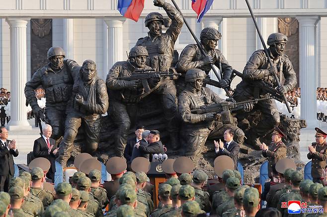 김정은 북한 국무위원장이 지난 26일 평양에서 러시아 쿠르스크 해방작전 종결 1주년을 맞아 열린 ‘해외군사작전 전투위훈기념관\' 준공식에 참석해 연설했다고 조선중앙통신이 27일 보도했다. 조선중앙통신 연합뉴스