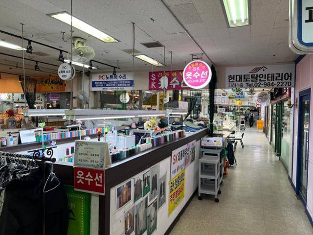 우이신설선 솔샘역에 바로 접한 SK북한산시티 아파트 주상가 내부. 다양한 업종이 성업 중이다. 김민호 기자