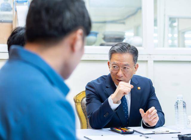 정성호 법무부 장관이 15일 제2차 교정시설 현장 진단을 위해 경기 안양교도소를 방문해 관계자들과 대화하고 있다. 뉴시스