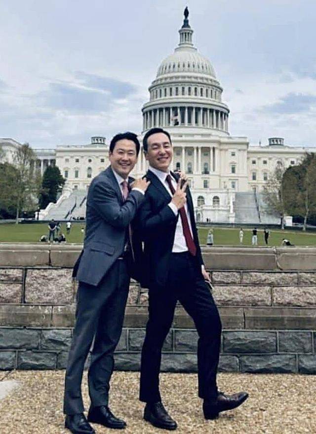 장동혁(왼쪽) 국민의힘 대표와 김민수 최고위원이 8박 10일간 방미 일정을 소화하던 중 미국 워싱턴 의사당 앞에서 기념 촬영을 하며 활짝 웃고 있다. 김 최고위원은 현지에서 만난 한 교민의 요청에 따라 이 사진을 촬영했다고 밝혔다. 김종혁 전 국민의힘 최고위원 페이스북 계정 캡처