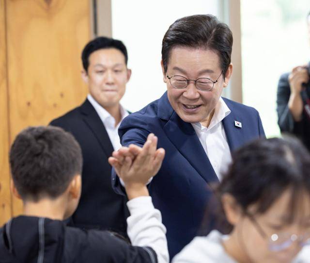 이재명 대통령이 2025년 10월 3일 인천 강화군 아동양육시설 계명원을 방문해 아이들과 인사하고 있다. 대통령실 제공