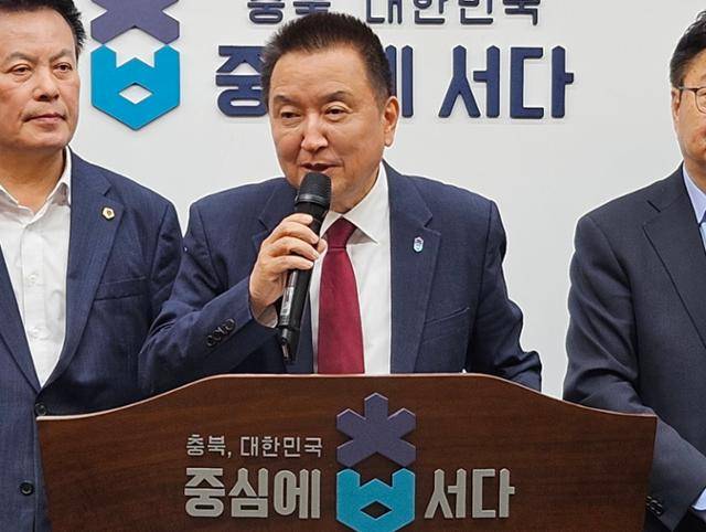김영환 충북지사가 23일 청주시 상당구 문화동 충북도청 브리핑룸에서 기자회견을 열어 재선 도전을 공식 선언하고 있다. 뉴시스