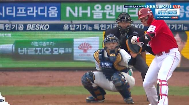 지난 18일 열린 창원 NC전 2회 손목에 공을 맞는 고명준. KBSN스포츠 캡처