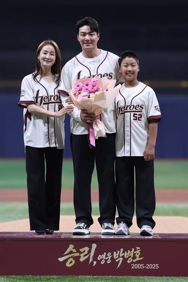 26일 은퇴식을 가진 박병호와 그의 가족. 키움 제공