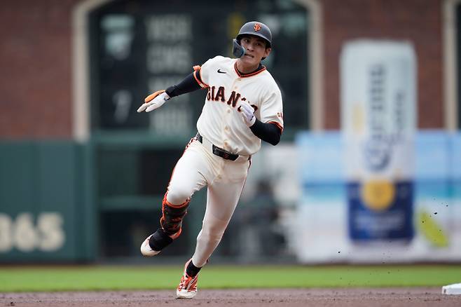 <yonhap photo-1429=""> San Francisco Giants' Jung Hoo Lee runs to third base after hitting a triple against the Miami Marlins during the first inning of a baseball game Sunday, April 26, 2026, in San Francisco. (AP Photo/Jeff Chiu)/2026-04-27 05:44:57/ <저작권자 ⓒ 1980~2026 ㈜연합뉴스. 무단 전재 재배포 금지, AI 학습 및 활용 금지></yonhap>