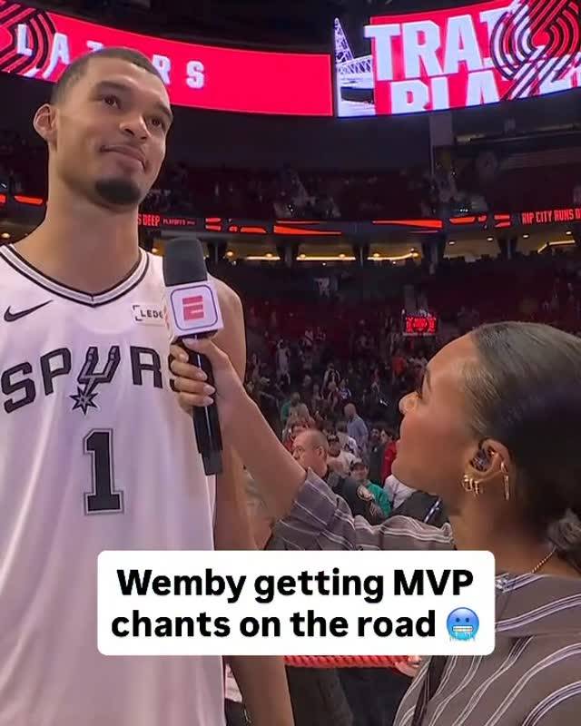 샌안토니오 웸반야마가 27일 모다 센터에서 열린 2025~26 NBA 서부콘퍼런스 PO 1라운드 4차전서 승리한 뒤 팬들로부터 MVP 챈트를 받고 있다. 사진=ESPN SNS