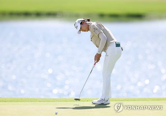 퍼팅하는 윤이나_[연합뉴스 자료 사진. 재판매 및 DB 금지]