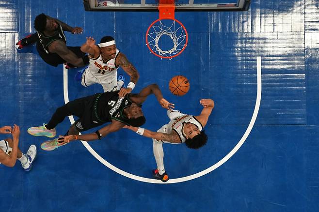 <yonhap photo-5354=""> Minnesota Timberwolves guard Anthony Edwards (5) shoots over Denver Nuggets guards Bruce Brown (11) and Julian Strawther (3) during the first half in Game 3 of a first-round NBA basketball playoff series, Thursday, April 23, 2026, in Minneapolis. (AP Photo/Abbie Parr)/2026-04-24 14:38:47/ <저작권자 ⓒ 1980~2026 ㈜연합뉴스. 무단 전재 재배포 금지, AI 학습 및 활용 금지></yonhap>