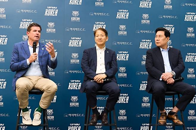 (왼쪽부터) 스캇 오닐 LIV 골프 CEO, 성희엽 부산광역시 미래혁신부시장, 김도형 아시아드컨트리클럽 대표이사. 사진=LIV 골프