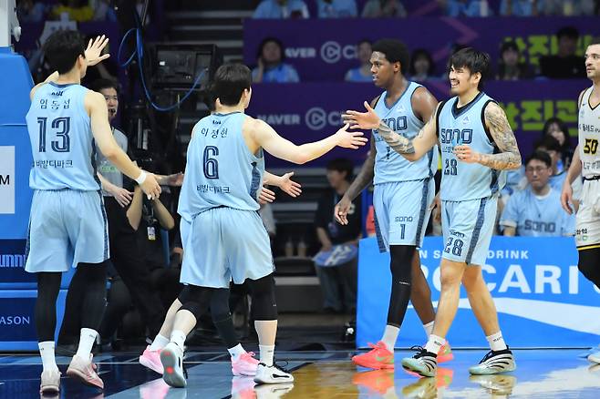 소노 이정현(6번)과 켐바오(28번) 등 선수단이이 27일 고양소노아레나에서 열린 LG와의 2025~26 LG전자 프로농구 4강 PO 3차전 중 환호하고 있다. 사진=KBL