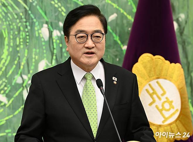 우원식 국회의장이 10일 서울 여의도 국회에서 개헌 관련 긴급 기자회견을 하고 있다. [사진=곽영래 기자]