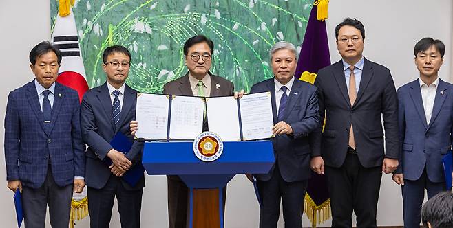 우원식 국회의장과 국회 내 정당 원내대표들이 31일 국회에서 열린 개헌 추진 관련 기자회견에서 각자 서명한 '대한민국 헌법 개정안 합의 서명부'와 '초당적 헌법개정 추진을 위한 국회 선언문'을 공개하고 있다.이날 원내 5개 정당 원내대표는 초당적 헌법 개정안 추진에 합의해 서명했다. 지방 일정 중인 기본소득당 용혜인 대표는 뜻을 같이하기로 했다고 우원식 의장은 밝혔다.국민의힘은 헌법개정에 반대해 이날 합의서에 서명하지 않았다.(왼쪽부터) 진보당 윤종오 원내대표, 더불어민주당 한병도 원내대표, 우원식 의장, 조국혁신당 서왕진 원내대표, 개혁신당 천하람 원내대표, 사회민주당 한창민 대표. 2026.3.31 [사진=연합뉴스]