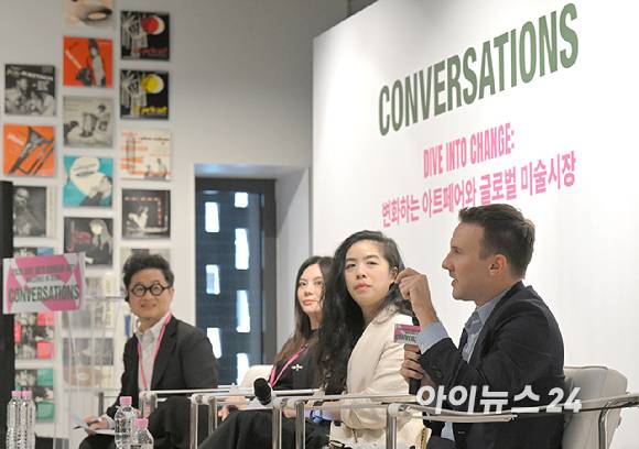 27일 '2026 다이브 인투 코리안 아트: 갤러리즈 인 서울' 프로그램에 참여한 해외 아트페어 관계자들이 서울 용산구 페즈에서 열린 토론회에서 '전환기의 아트페어: 새로운 도전과 지속가능한 성장 전략'을 주제로 토론하고 있다. [사진=정소희 기자]