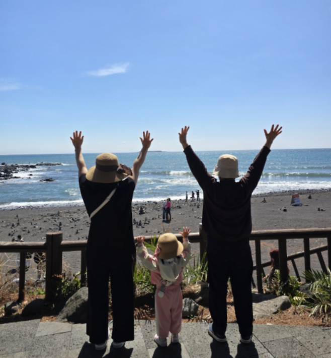 제주 바다 앞에서 함께 선 가족의 모습. 이번 한 달은 여행이 아니라 곁에 머문 시간으로 남았다. (제주관광공사 제공)