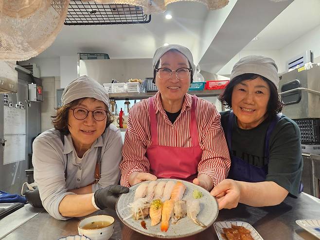 지난 20일 오전 울산시 남구 신정동 초밥집 스시은에서 공용자(74)·장정희(71)·백현자(63)씨가 자신들이 만든 초밥을 앞에 두고 활짝 웃고 있다. [사진 울산 남구시니어클럽]