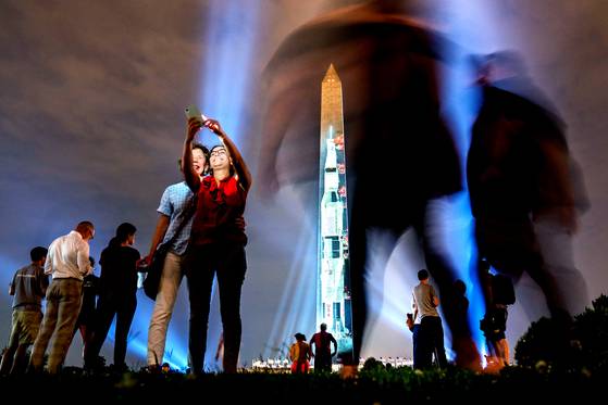 인류의 달 착륙 50주년을 맞은 2019년 7월 아폴로 11호 발사에 사용된 로켓인 새턴V의 이미지가 워싱턴 기념탑에 투영되는 행사가 열렸다. [EPA=연합뉴스]