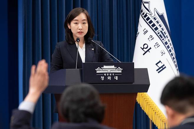 전은수 대변인이 지난 12일 오후 청와대 춘추관에서 비상경제 현안점검회의 관련 브리핑을 마친 뒤 취재진의 질문을 받고 있다. 전민규 기자