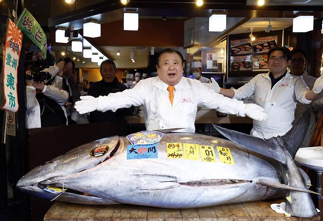 기무라 기요시 스시 체인 ‘스시 잔마이’ 사장이 지난 1월 5일 일본 도쿄 ‘스시 잔마이’ 본점에서 5억1030만엔에 낙찰받은 243㎏ 참다랑어 앞에서 포즈를 취하고 있다. EPA=연합뉴스