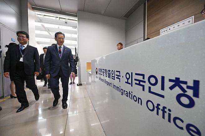 정성호 법무부 장관이 지난 23일 인천국제공항 제1여객터미널에서 외국인지원센터 현장 점검 중 출국 대기실을 살펴보고 있다. 공항사진기자단