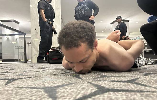 지난 25일(현지시간) 백악관 출입기자단 만찬에서 발생한 총격 사건의 용의자인 콜 토마스 앨런(31)이 현장에서 체포됐다. 사진 트루스소셜 캡처