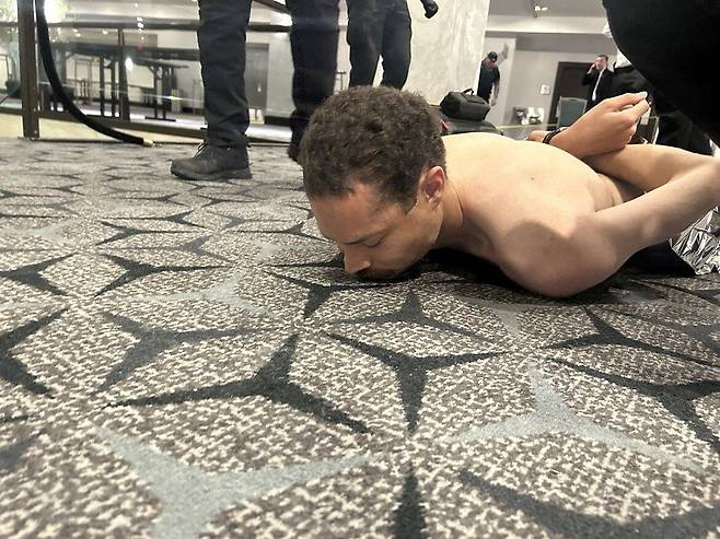 도널드 트럼프 미국 대통령이 25일(현지시간) 워싱턴 DC 힐튼호텔에서 열린 백악관 출입기자단 만찬 행사장에서 발생한 총격 사건의 용의자인 콜 토마스 앨런의 체포 사진을 소셜미디어 트루스소셜에 공개했다. 사진 트루스소셜 캡처