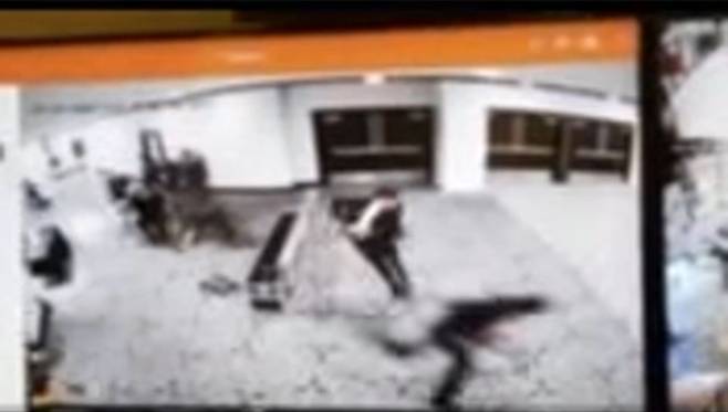 25일(현지시간) 미국 워싱턴 DC 힐튼호텔에서 열린 백악관 출입기자단 연례 만찬 행사 도중 용의자 콜 토마스 앨런이 보안검색대를 지나쳐 뛰어가는 모습. 도널드 트럼프 미국 대통령이 보안 카메라 캡처 사진을 자신의 소셜미디어 트루스소셜에 게시했다. 사진 트루스소셜 캡처