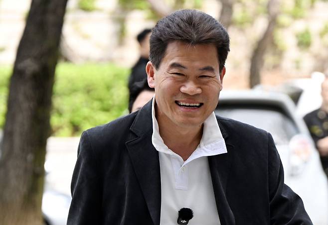 이재명 대통령과 개혁신당 이준석 대표의 명예를 훼손한 혐의를 받는 유튜버 전한길(본명 전유관) 씨가 지난 16일 서울중앙지방법원에서 열린 구속 전 피의자 심문(영장실질심사)에 출석하고 있다. 사진공동취재단