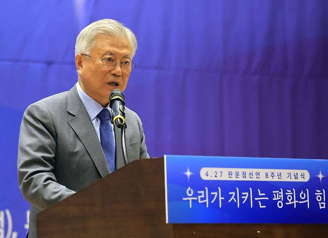 문재인 전 대통령이 27일 서울 여의도 국회 의원회관에서 열린 4.27 판문점 선언 8주년 기념식에서 기념사를 하고 있다. 연합뉴스