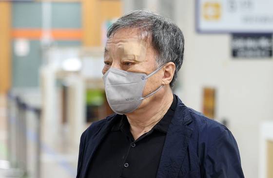 윤우진 전 용산세무서장이 지난해 9월 30일 오후 서울 서초구 서울중앙지방법원에서 열린 선고기일에 출석하고 있다. 뉴시스