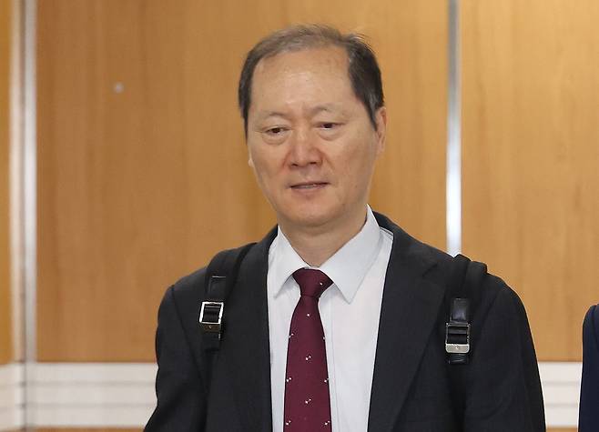 12.3 비상계엄 해제 직후 안가 회동과 관련해 국회에서 위증한 혐의를 받는 이완규 전 법제처장이 27일 오전 서울 서초구 서울중앙지방법원에서 열린 공판에 출석하고 있다. 연합뉴스