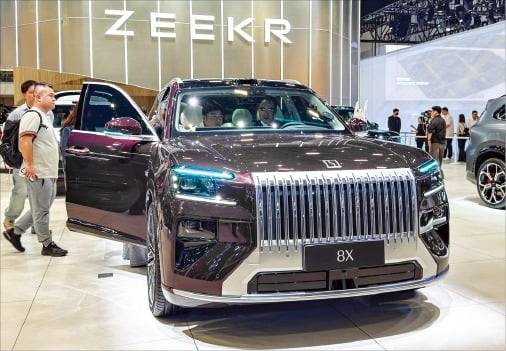 중국 베이징﻿에서 지난 24일 개막한 ‘2026 베이징 모터쇼’(오토차이나)에서 중국 지리자동차의 프리미엄 전기차 브랜드 ‘지커’의 고성능 스포츠유틸리티차량(SUV) ‘8X’가 전시돼 있다. 한국자동차기자협회 제공