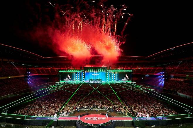 지난 25·26일 일본 닛산 스타디움에서 열린 동방신기 콘서트. /사진출처. SM엔터테인먼트.