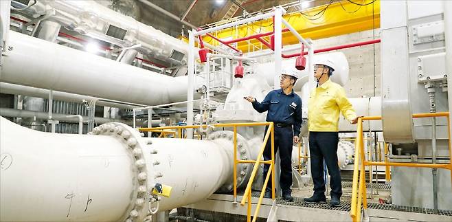 손주석 한국석유공사 사장(오른쪽)이 지난 21일 거제 석유비축기지를 방문해 현장을 점검하고 있다. /한국석유공사 제공