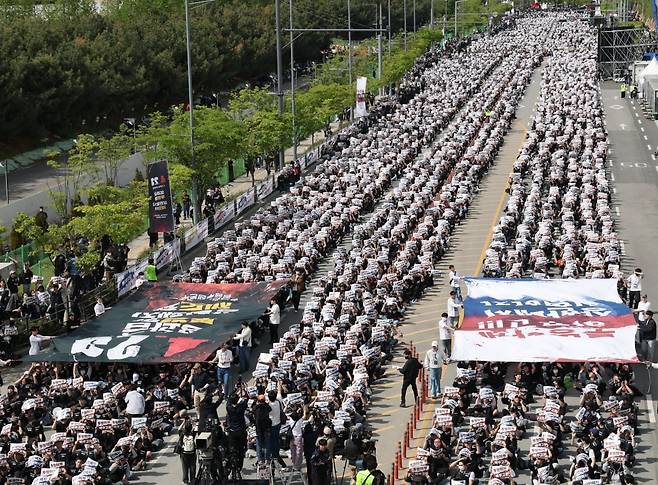 지난 23일 경기 평택시 고덕동 삼성전자 평택캠퍼스에서 열린 삼성전자 노동조합 공동투쟁본부 '4·23 투쟁 결의대회'에서 조합원들이 구호를 외치고 있다. 사진=뉴스1