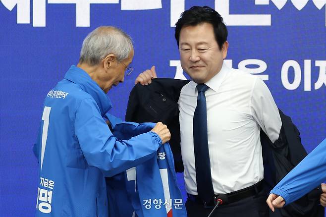 김용남 개혁신당 전 정책위의장이 지난해 5월26일 서울 여의도 더불어민주당 당사에서 열린 입당 환영식에서 선거 운동복을 입고 있다. 성동훈 기자