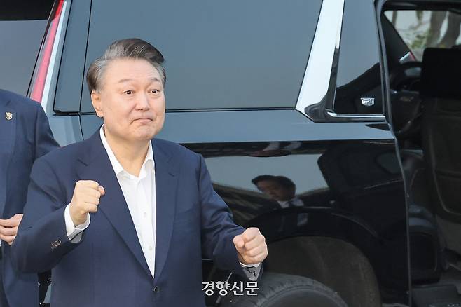 윤석열 전 대통령이 지난해 3월8일 법원의 구속 취소 결정으로 석방된 뒤 서울 용산구 대통령 관저 인근에서 지지자들에게 인사하고 있다. 이준헌 기자