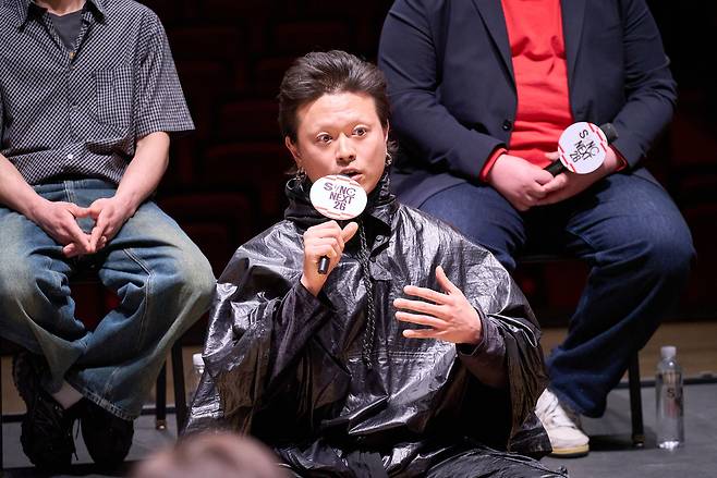 27일 서울 종로구 세종문화회관에서 열린 컨템퍼러리 시즌 ‘싱크 넥스트 26’ 기자간담회에서 안무가 김관지가 작품을 설명하고 있다. 세종문화회관 제공