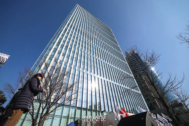 고 장덕준 씨 어머니 박미숙씨 등 유가족들이 지난 2월1일 서울 송파구 송파대로 쿠팡 본사 앞에서 열린 쿠팡 피해자 행동의 날 집회에서 김범석 쿠팡 의장을 규탄하는 발언을 하고 있다.  성동훈 기자