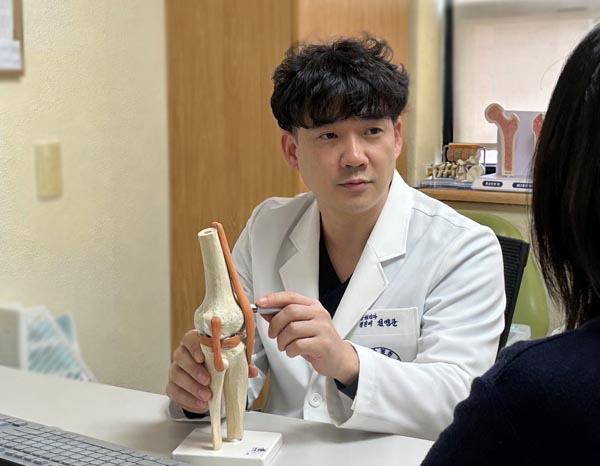 대동병원 김영준 국제진료센터장(정형외과 전문의)이 환자를 진료하고 있다. 대동병원 제공