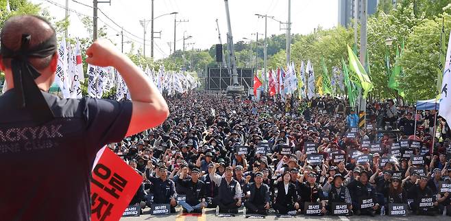 Cargo Truckers Solidarity members hold a rally in front of a BRF Retail logistics center in Jinju, South Gyeongsang Province, on April 25.  (Yonhap News)