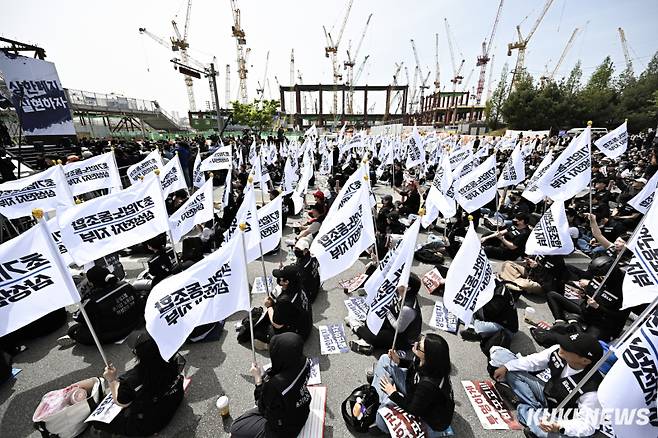 삼성전자 임금교섭 공동투쟁본부는 23일 경기 평택 고덕 삼성전자캠퍼스 앞에서 투쟁 결의대회를 열었다. 남동균 인턴기자