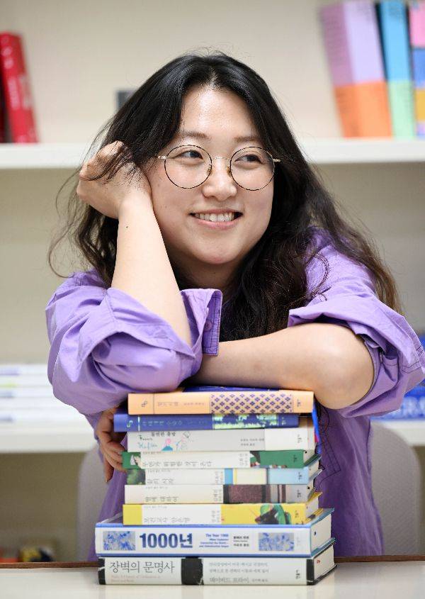 조아란 민음사 마케팅부장이 지난 13일 서울 강남구 강남출판문화센터 민음사TV 스튜디오에서 포즈를 취하고 있다. 이한형 기자
