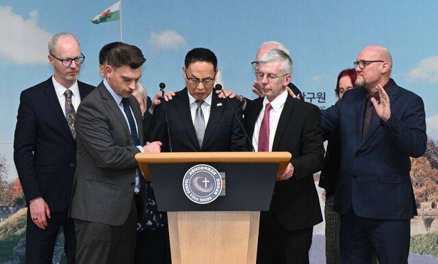 26일 서울 강남구 서울대치순복음교회에서 줄리언 리처즈(오른쪽 두 번째) 총회장을 비롯한 뉴와인컴리 목회자들이 한국대사로 위촉된 한별(가운데) 목사를 안수하고 있다. 신석현 포토그래퍼