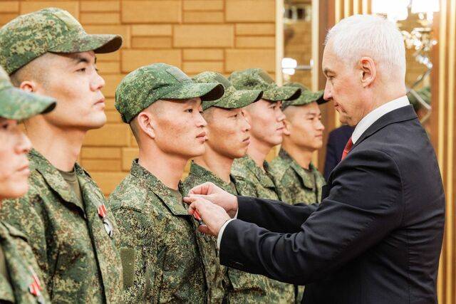 안드레이 벨로우소프 러시아 국방장관이 우크라이나 전쟁에서 특출난 성과를 낸 북한 군인에게 26일(현지시간) ‘용감성훈장(Orders of Courage)’을 수여했다. 벨로우소프 장관은 쿠르스크 파병 기념관 준공식 참석을 위해 북한을 방문했다. TASS연합뉴스